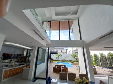 En venta lujosa y moderna casa en Isla del Rio, Mocoli, via a Samborondon