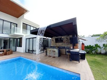 En venta lujosa y moderna casa en Isla del Rio, Mocoli, via a Samborondon