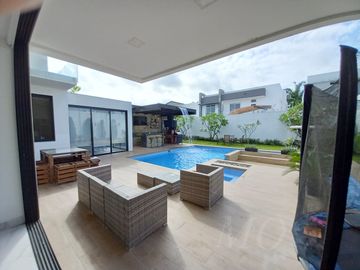 En venta lujosa y moderna casa en Isla del Rio, Mocoli, via a Samborondon