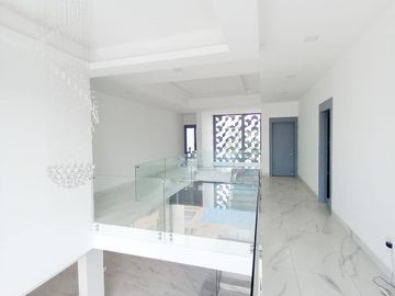 En venta lujosa y moderna casa en Isla del Rio, Mocoli, via a Samborondon