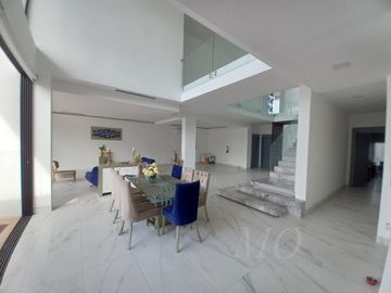 En venta lujosa y moderna casa en Isla del Rio, Mocoli, via a Samborondon