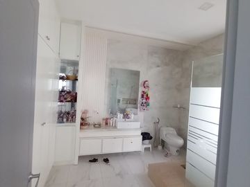 En venta lujosa y moderna casa en Isla del Rio, Mocoli, via a Samborondon