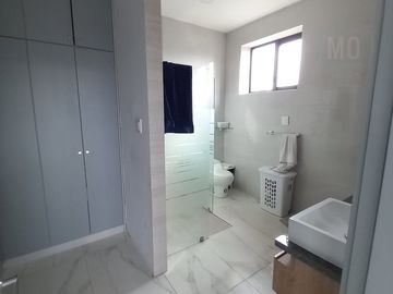 En venta lujosa y moderna casa en Isla del Rio, Mocoli, via a Samborondon