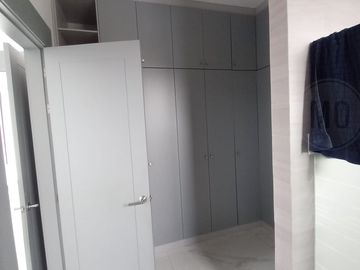 En venta lujosa y moderna casa en Isla del Rio, Mocoli, via a Samborondon