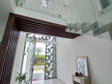 En venta lujosa y moderna casa en Isla del Rio, Mocoli, via a Samborondon