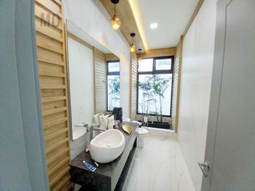 En venta lujosa y moderna casa en Isla del Rio, Mocoli, via a Samborondon