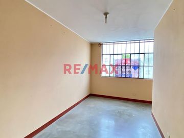 Venta De Casa Para Rentabilizar En San Martin De Porres Frente A Parque