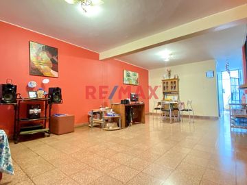 Venta De Casa Para Rentabilizar En San Martin De Porres Frente A Parque