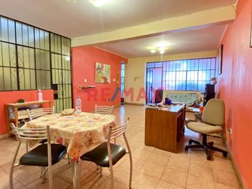 Venta De Casa Para Rentabilizar En San Martin De Porres Frente A Parque
