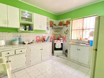 Venta De Casa Para Rentabilizar En San Martin De Porres Frente A Parque