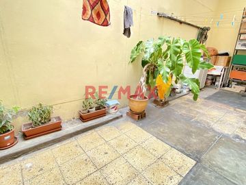 Venta De Casa Para Rentabilizar En San Martin De Porres Frente A Parque