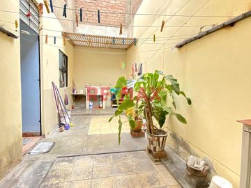 Venta De Casa Para Rentabilizar En San Martin De Porres Frente A Parque