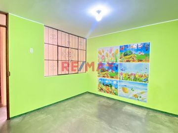 Venta De Casa Para Rentabilizar En San Martin De Porres Frente A Parque