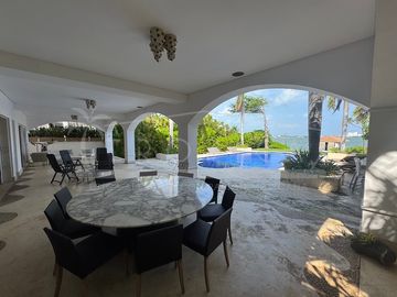 ¡Casa en la laguna del prestigioso Residencial Isla Dorada!