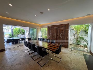 ¡Casa en la laguna del prestigioso Residencial Isla Dorada!