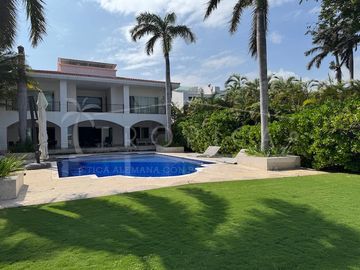 ¡Casa en la laguna del prestigioso Residencial Isla Dorada!