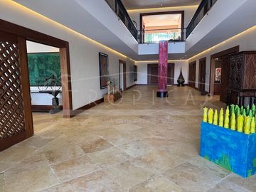¡Casa en la laguna del prestigioso Residencial Isla Dorada!