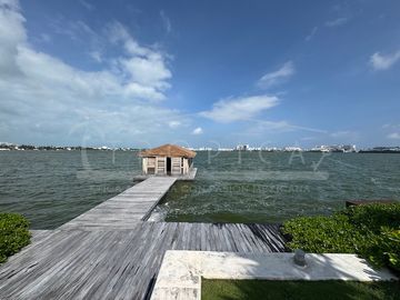 ¡Casa en la laguna del prestigioso Residencial Isla Dorada!