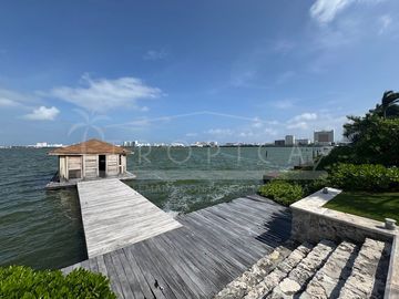¡Casa en la laguna del prestigioso Residencial Isla Dorada!