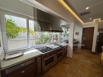 ¡Casa en la laguna del prestigioso Residencial Isla Dorada!