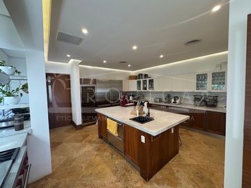 ¡Casa en la laguna del prestigioso Residencial Isla Dorada!