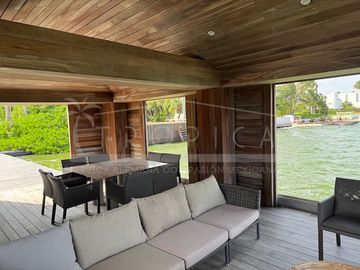 ¡Casa en la laguna del prestigioso Residencial Isla Dorada!