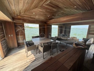 ¡Casa en la laguna del prestigioso Residencial Isla Dorada!