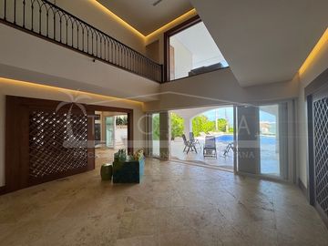 ¡Casa en la laguna del prestigioso Residencial Isla Dorada!