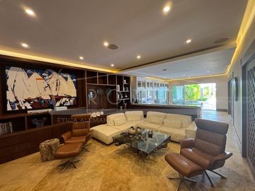 ¡Casa en la laguna del prestigioso Residencial Isla Dorada!