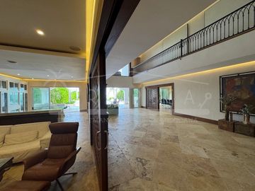 ¡Casa en la laguna del prestigioso Residencial Isla Dorada!