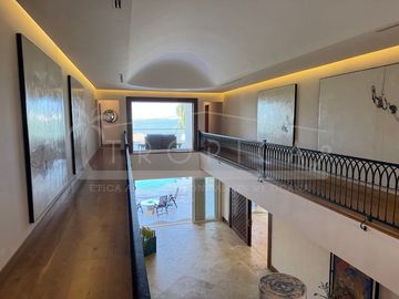 ¡Casa en la laguna del prestigioso Residencial Isla Dorada!