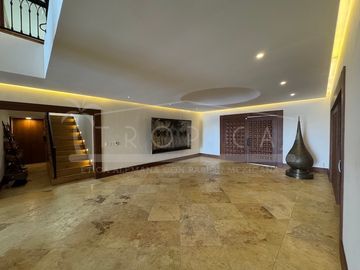 ¡Casa en la laguna del prestigioso Residencial Isla Dorada!