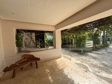 ¡Casa en la laguna del prestigioso Residencial Isla Dorada!