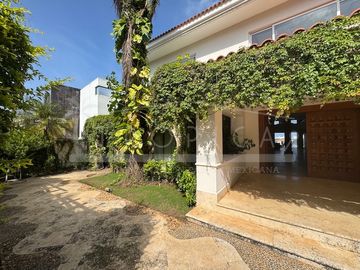 ¡Casa en la laguna del prestigioso Residencial Isla Dorada!