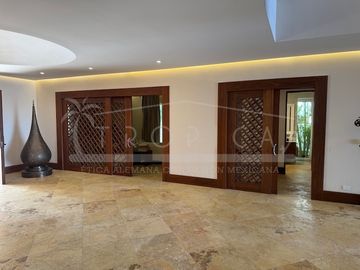¡Casa en la laguna del prestigioso Residencial Isla Dorada!
