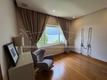 ¡Casa en la laguna del prestigioso Residencial Isla Dorada!