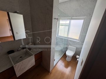 ¡Casa en la laguna del prestigioso Residencial Isla Dorada!