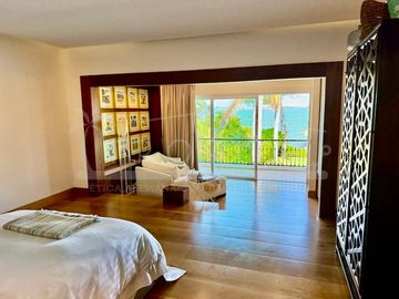 ¡Casa en la laguna del prestigioso Residencial Isla Dorada!
