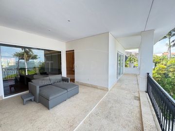 ¡Casa en la laguna del prestigioso Residencial Isla Dorada!