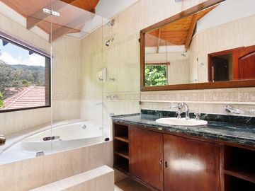 VENDO ESPECTACULAR CASA LA CALERA- TEUSACA