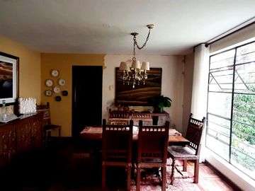 VENDO CASA EN AV. VELAZCO ASTETE - URB. VISTA ALEGRE - SURCO