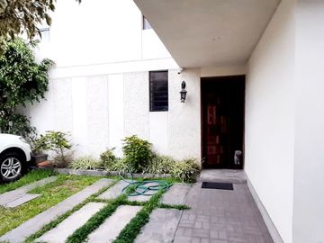 VENDO CASA EN AV. VELAZCO ASTETE - URB. VISTA ALEGRE - SURCO