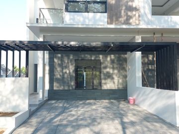 HUNIAN MEWAH KOLAM RENANG ASRI DI PERUMAHAN SETIABUDI, BANDUNG UTARA