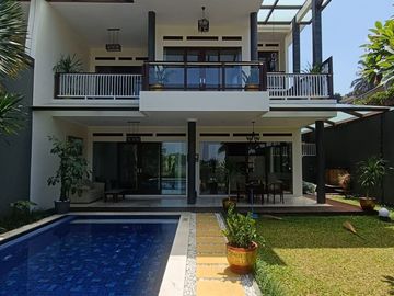 RUMAH LUX MODERN SEMI VILLA DOWNSLOPE, ADA KOLAM RENANG PRIBADI AREA BANDUNG UTARA SAYAP CIUMBULEUIT