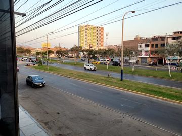 CASA COMERCIAL EN VENTA EN PLENA AV ANGELICA GAMARRA!!!