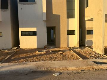 Casa de 2 pisos con 2 recámaras en privada residencial - Entrega inmediata