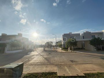 Casa de 2 pisos con 2 recámaras en privada residencial - Entrega inmediata