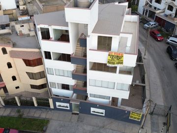 Se vende Departamento en Primer Piso en La Molina de Estreno.