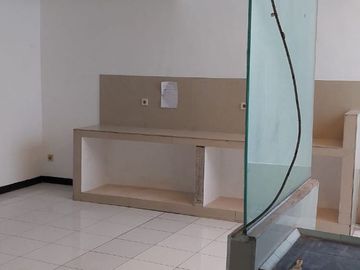 disewakan rumah di raya bratang binangun dekat ruko RMI kebun bibit murah komersial siap huni