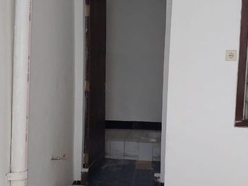 disewakan rumah di raya bratang binangun dekat ruko RMI kebun bibit murah komersial siap huni